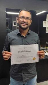 Ele entrou perdido. Hoje corta cabelo com segurança e orgulho.